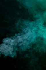 Volutes de fumée flottant sur un fond noir.