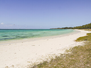 Plage calme avec ciel.