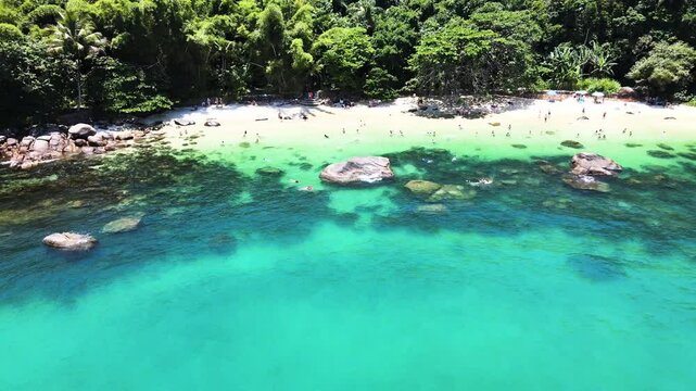 VISTA A&Eacute;REA DA BEL&Iacute;SSIMA ILHA DOS COUVES - UBATUBA - S&Atilde;O PAULO - BRASIL. AERIAL VIEW OF THE BEAUTIFUL COUVES ISLAND - UBATUBA - S&Atilde;O PAULO - BRAZIL
