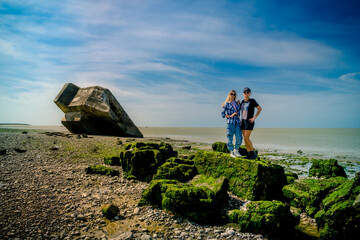 Femmes devant le bunker renversé de la Réserve Naturelle Nationale de la Baie de Somme à Le Hourdel © Gerald Villena