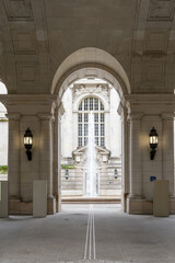 Fototapeta premium A large archway with a fountain in the middle. The archway is made of stone and the fountain is white