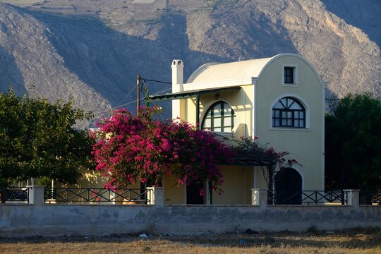 Casa con buganvilla en Perissa, isla de Santorini, Grecia