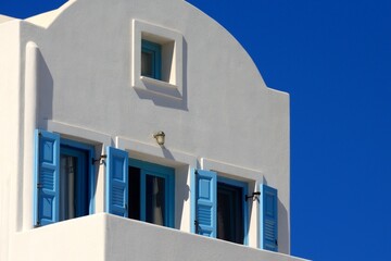 Fototapeta premium Casas azules y blancas en Akrotiri, isla de Santorini, Grecia