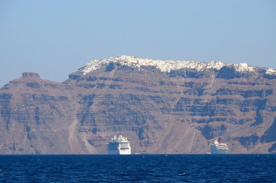 Acantilados y cruceros desde Akrotiri, isla de Santorini, Grecia 