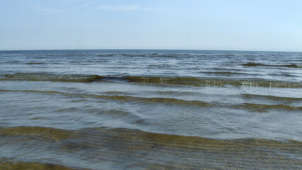 Die Schwelle vom Wasser zum Himmel am Horizont
