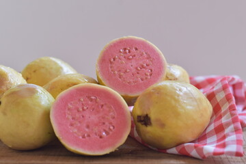 A goiaba é o fruto produzido pela goiabeira. Possui alto valor nutritivo, pois apresenta grande quantidade de vitamina A, B1, C, cálcio, fósforo