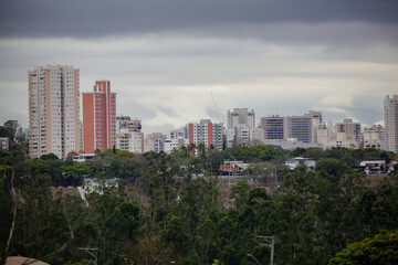 Vista da paisagem com ceu escuro de chuva com fundo da cidade.