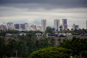 Fototapeta premium Vista da paisagem com ceu escuro de chuva com fundo da cidade.