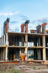 Obraz premium construction of multi-storey building using modern technologies of monolithic housing construction. residential building with apartments shopping center. concrete cement formwork, professional tools