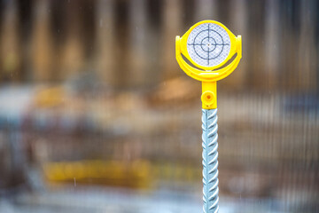 Laserreflektor auf Baustelle zur Vermessung