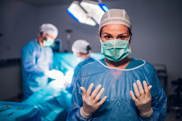 Healthcare professional in scrubs explaining during surgery