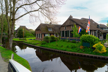 Obraz premium rural dutch traditional country small old town Giethoorn with canals and boats, Netherlands