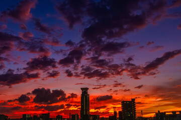 夕闇の迫る街の空20240915-1