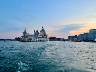 Blick über den Canal Grande auf die Kirche  Santa Maria della Salute in Venedig