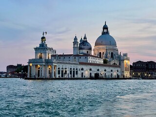 Obraz premium Blick über den Canal Grande auf die Kirche Santa Maria della Salute in Venedig