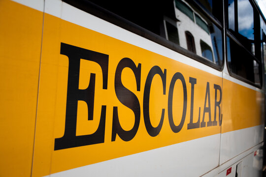 Signage on Brazilian school bus written "escolar".