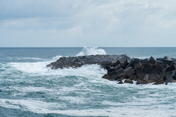 Rompeolas en el espol&oacute;n
