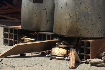 preparando un sancocho en la calle