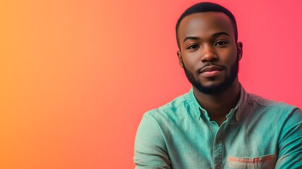 Obraz premium Portrait of a Black Man in a Green Shirt Against a Pink Background