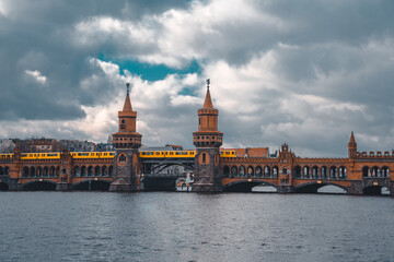 Obraz premium Skyline Oberbaum Bridge Berlin