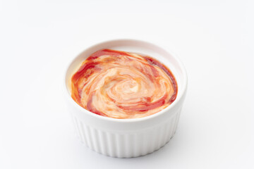 ココット皿に入ったケチャップとマヨネーズのオーロラソース