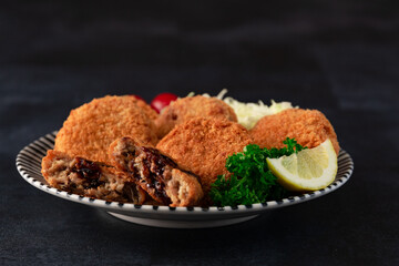 ソースをかけたメンチカツ　Minced meat cutlet with sauce