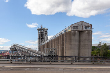 Obraz premium Cement and concrete big industrial factory in the industrial area of Portland, Oregon. High quality picture for download