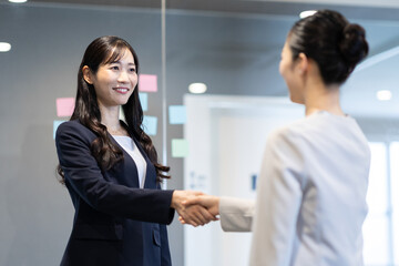 握手をする女性