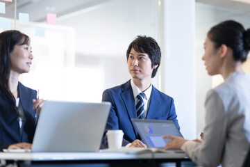 会議をするビジネスマンとビジネスウーマン