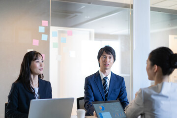 会議をするビジネスマンとビジネスウーマン
