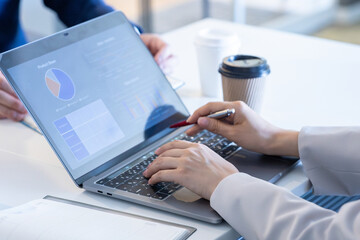 Fototapeta premium パソコンを触るビジネスウーマンの手元