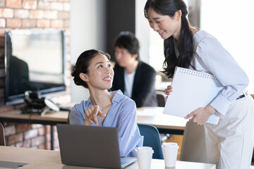 Obraz premium 仕事をするビジネスウーマン