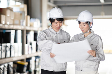 作業着を着た男女