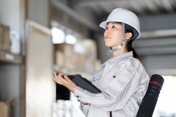 作業着を着た女性のポートレート
