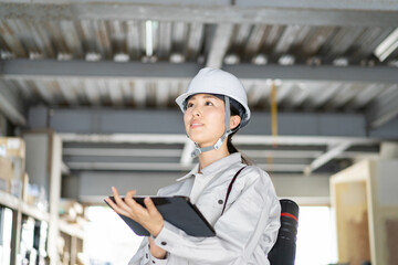 作業着を着た女性のポートレート