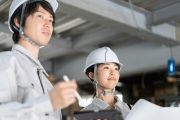 作業着を着た男女