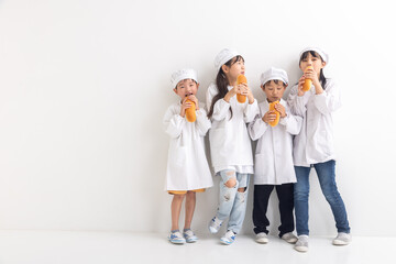 給食着を着てコッペパンを食べる小学生