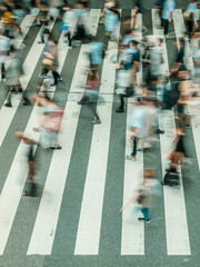 人々が歩いて移動する交差点　ビジネス　長時間露光