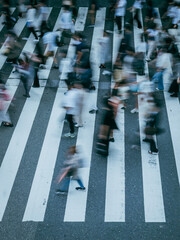 人々が歩いて移動する交差点　ビジネス　長時間露光
