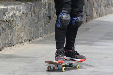 Acercamiento de pies en tabla de skate, patineto