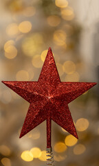 estrella roja en el centro con fondo de bokeh de luces de navidad