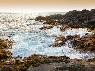 Obraz premium Waves Crashing Against The Volcanic Shoreline at Hokulia Shoreline Park, Hawaii Island, Hawaii, USA