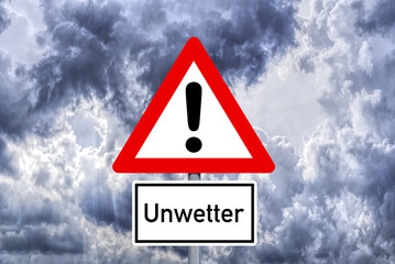 Bedrohlicher Himmel und Warnung vor einem Unwetter