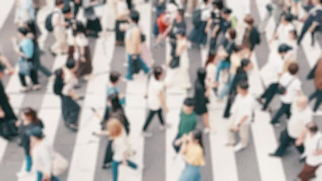 人々が歩いて移動する交差点　ビジネス　スローモーション