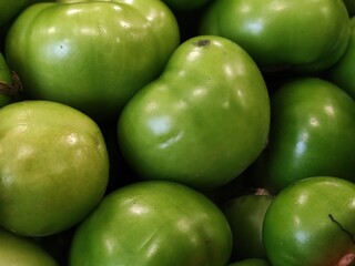 Green tomatoes in a supermarket,Tomates verdes en un supermercado
