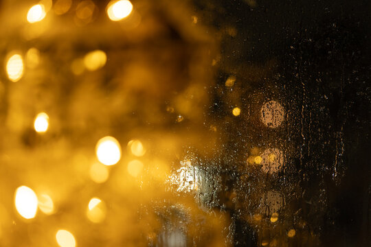 fondo de textura de ventana con lluvia y luces del &aacute;rbol de navidad reflejadas y desenfocadas