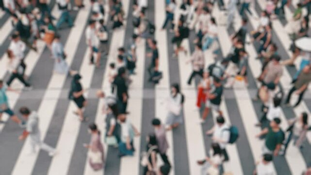 人々が歩いて移動する交差点　スローモーション　ぼかし