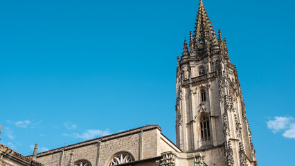 Obraz premium Campanario con pináculo en la catedral basílica de estilo gótico de Oviedo, España