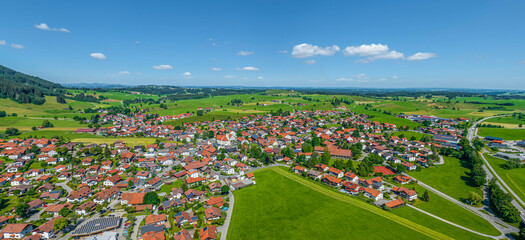 Die Gemeinde Roßhaupten am Forggensee im Ostallgäu von oben