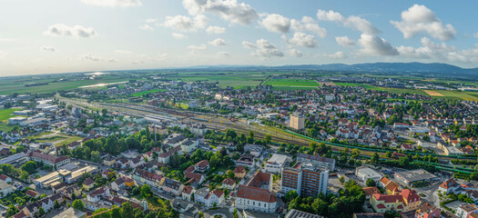 Die Eisenbahnerstadt Plattling an der Isar in Niederbayern von oben
